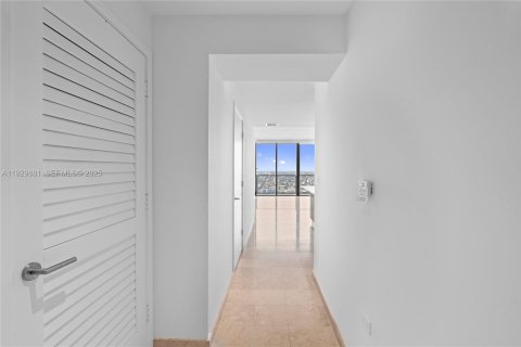 Снять в аренду кондоминиум в Майами, Флорида 1 спальня, 82.22м2, № 1988506 - фото 30