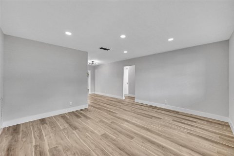 House in Margate, Florida 2 bedrooms, 106 sq.m. № 2245358 - photo 6