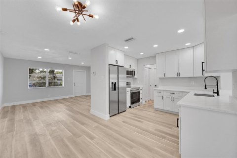 House in Margate, Florida 2 bedrooms, 106 sq.m. № 2245358 - photo 11