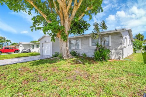 House in Margate, Florida 2 bedrooms, 106 sq.m. № 2245358 - photo 4