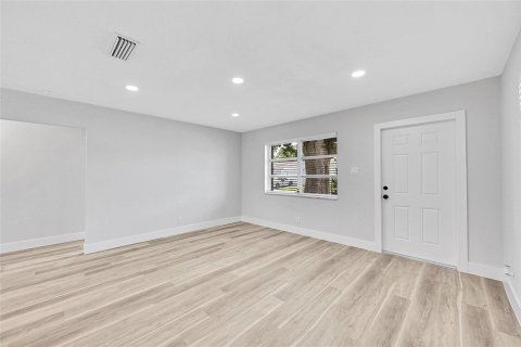 House in Margate, Florida 2 bedrooms, 106 sq.m. № 2245358 - photo 7
