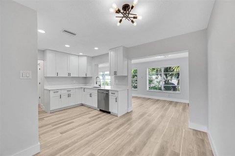 House in Margate, Florida 2 bedrooms, 106 sq.m. № 2245358 - photo 10