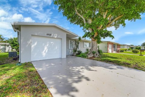 House in Margate, Florida 2 bedrooms, 106 sq.m. № 2245358 - photo 5