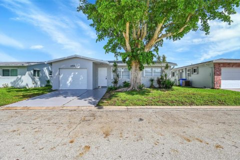 House in Margate, Florida 2 bedrooms, 106 sq.m. № 2245358 - photo 3