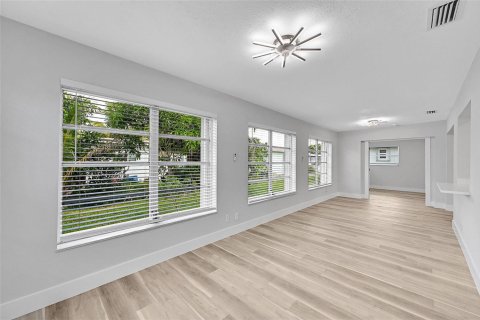 House in Margate, Florida 2 bedrooms, 106 sq.m. № 2245358 - photo 20