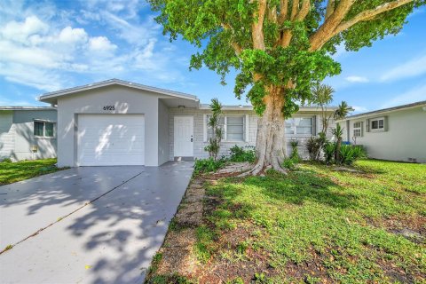 House in Margate, Florida 2 bedrooms, 106 sq.m. № 2245358 - photo 2