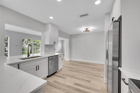 House in Margate, Florida 2 bedrooms, 106 sq.m. № 2245358 - photo 13