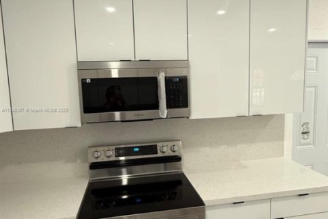 Casa en venta en North Miami, Florida, 4 dormitorios, 145.39 m2 № 1942121 - foto 21