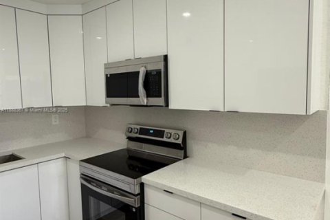 Casa en venta en North Miami, Florida, 4 dormitorios, 145.39 m2 № 1942121 - foto 16
