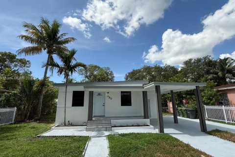 Villa ou maison à vendre à North Miami, Floride: 4 chambres, 145.39 m2 № 1942121 - photo 1