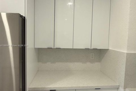 House in North Miami, Florida 4 bedrooms, 145.39 sq.m. № 1942121 - photo 19