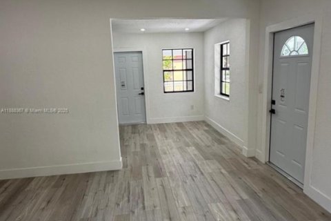 House in North Miami, Florida 4 bedrooms, 145.39 sq.m. № 1942121 - photo 15