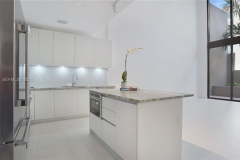 Condo in Miami, Florida, 2 bedrooms № 2071629 - photo 9