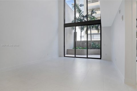 Condo in Miami, Florida, 2 bedrooms № 2071629 - photo 10