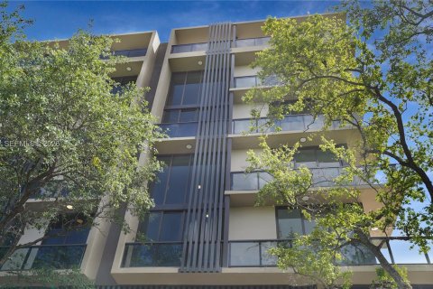 Condo in Miami, Florida, 2 bedrooms № 2071629 - photo 2