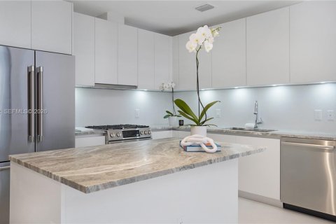 Condo in Miami, Florida, 2 bedrooms № 2071629 - photo 5
