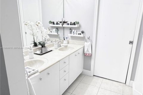 Condo in Pembroke Pines, Florida, 2 bedrooms  № 2020205 - photo 11