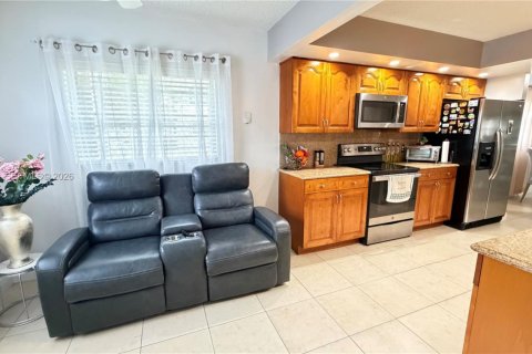 Condo in Pembroke Pines, Florida, 2 bedrooms  № 2020205 - photo 4