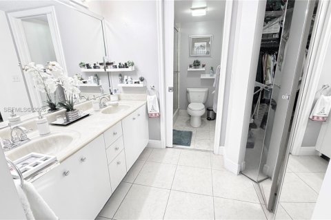 Condo in Pembroke Pines, Florida, 2 bedrooms  № 2020205 - photo 13