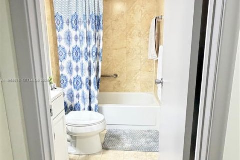 Condo in Pembroke Pines, Florida, 2 bedrooms  № 2020205 - photo 16