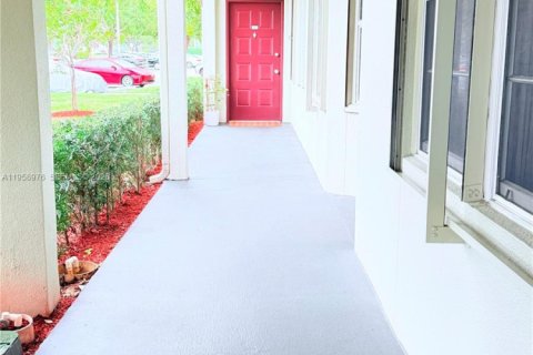 Condo in Pembroke Pines, Florida, 2 bedrooms  № 2020205 - photo 23