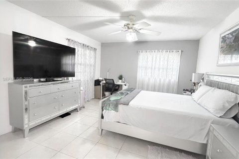 Condo in Pembroke Pines, Florida, 2 bedrooms  № 2020205 - photo 10