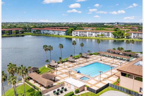 Condo in Pembroke Pines, Florida, 2 bedrooms  № 2020205 - photo 24