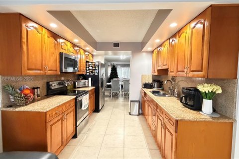 Condo in Pembroke Pines, Florida, 2 bedrooms  № 2020205 - photo 6