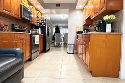 Condo in Pembroke Pines, Florida, 2 bedrooms  № 2020205 - photo 5