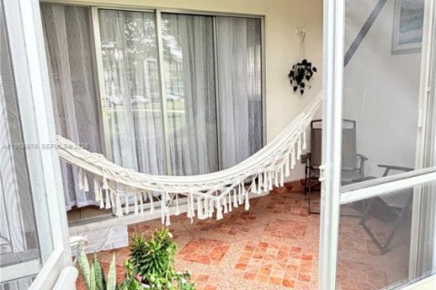 Condo in Pembroke Pines, Florida, 2 bedrooms  № 2020205 - photo 17