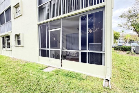 Condo in Pembroke Pines, Florida, 2 bedrooms  № 2020205 - photo 20