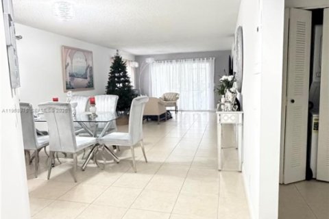 Condo in Pembroke Pines, Florida, 2 bedrooms  № 2020205 - photo 8