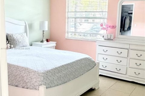 Condo in Pembroke Pines, Florida, 2 bedrooms  № 2020205 - photo 15