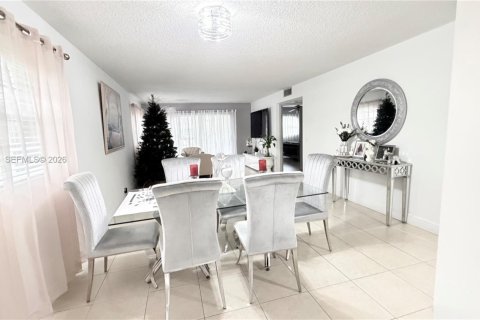 Condo in Pembroke Pines, Florida, 2 bedrooms  № 2020205 - photo 3