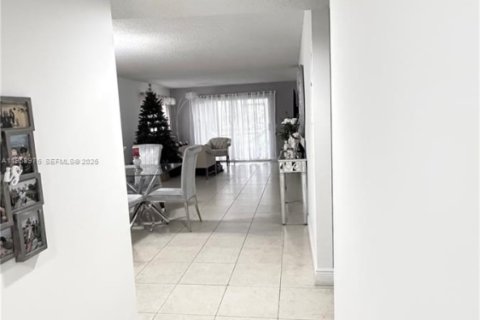 Condo in Pembroke Pines, Florida, 2 bedrooms  № 2020205 - photo 14