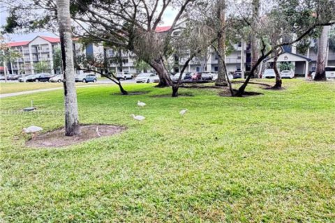 Condo in Pembroke Pines, Florida, 2 bedrooms  № 2020205 - photo 22