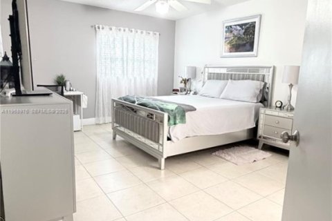 Condo in Pembroke Pines, Florida, 2 bedrooms  № 2020205 - photo 9