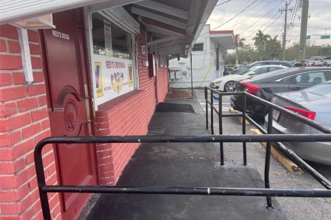 Propiedad comercial en venta en Wilton Manors, Florida № 1992247 - foto 9