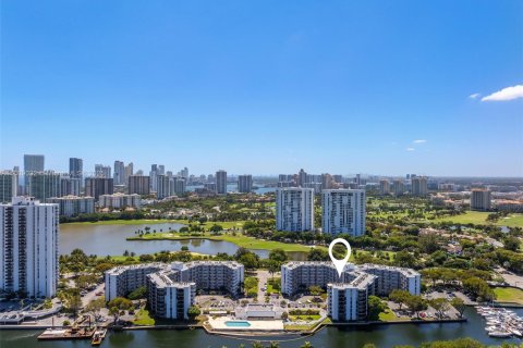Condo in Aventura, Florida, 2 bedrooms  № 1752491 - photo 1
