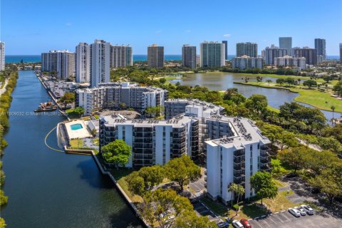 Condo in Aventura, Florida, 2 bedrooms  № 1752491 - photo 20