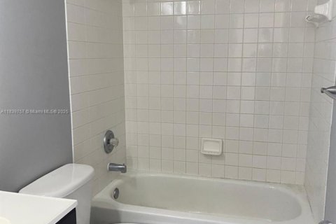 Apartamento en alquiler en Miami, Florida, 3 dormitorios, 113.34 m2 № 1830621 - foto 10