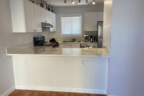 Apartamento en alquiler en Miami, Florida, 3 dormitorios, 113.34 m2 № 1830621 - foto 2