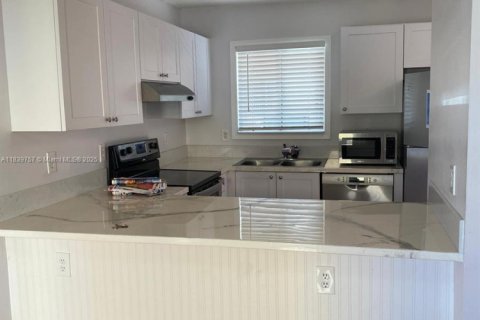 Apartamento en alquiler en Miami, Florida, 3 dormitorios, 113.34 m2 № 1830621 - foto 1