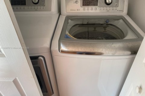 Apartamento en alquiler en Miami, Florida, 3 dormitorios, 113.34 m2 № 1830621 - foto 13