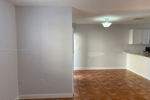 Apartamento en alquiler en Miami, Florida, 3 dormitorios, 113.34 m2 № 1830621 - foto 4