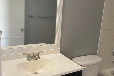 Apartamento en alquiler en Miami, Florida, 3 dormitorios, 113.34 m2 № 1830621 - foto 11