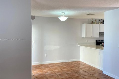 Apartamento en alquiler en Miami, Florida, 3 dormitorios, 113.34 m2 № 1830621 - foto 3