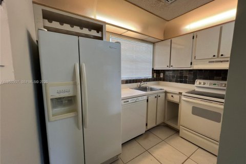 Copropriété à louer à Miami, Floride: 2 chambres, 85.1 m2 № 2007063 - photo 2