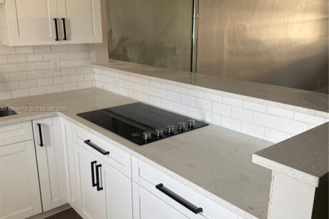 Condo in Hallandale Beach, Florida, 1 bedroom  № 2030689 - photo 4