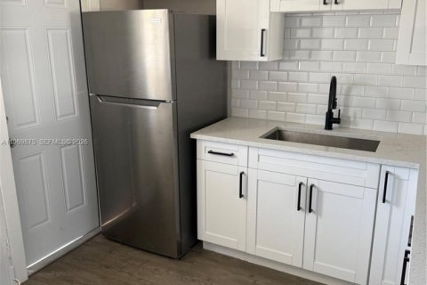 Condo in Hallandale Beach, Florida, 1 bedroom  № 2030689 - photo 11